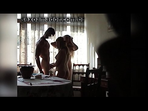 ❤️ Sexu-lagunek gizon erraldoi bat eta hirukote batera gonbidatzen dituzte berarekin ❌ Izorratu bideoa  gugan ☑